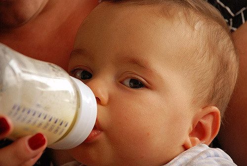 أضرار الرضاعة الصناعية على الطفل - كلام نواعم