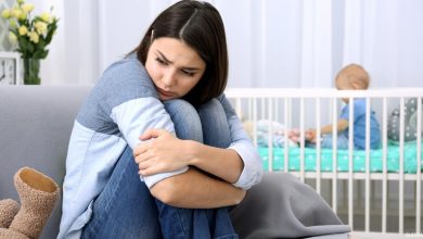 صورة أسباب وعوامل خطر اكتئاب ما بعد الولادة