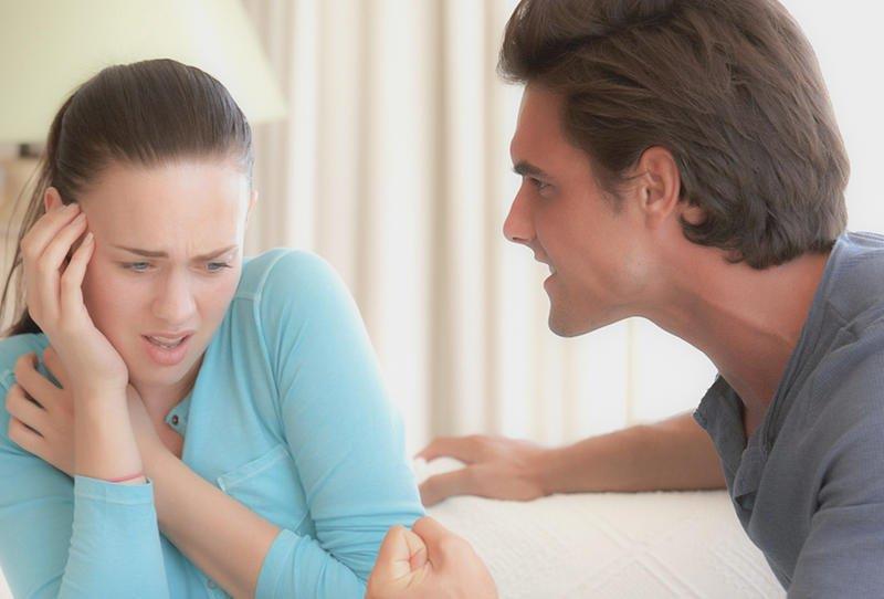 ناقشيه بهدوء. 8 نصائح ذهبية للتعامل مع زوجك العصبي
