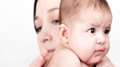 صورة الأسباب والأعراض الشائعة للارتجاع الصامت عند الطفل الرضيع