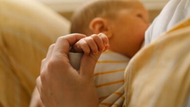 صورة أعراض تقرحات الحلمة أثناء الرضاعة وطرق العلاج المنزلية