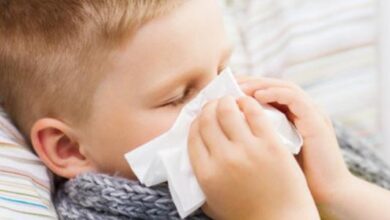 صورة الزكام والانفلونزا عند الأطفال.. أسباب الإصابة والأعراض وطرق العلاج